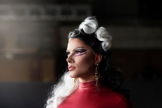 Foto porträt einer fabelhaften drag queen posiert