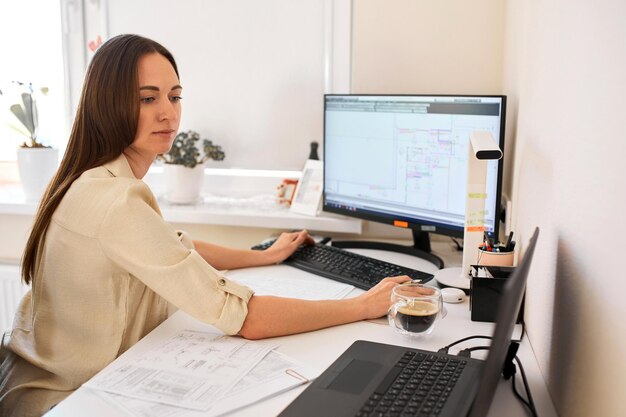 Foto porträt einer fernarbeiterin eine schöne frau sitzt an einem tisch. selbstbewusste freiberuflerin, die von zu hause aus arbeitet