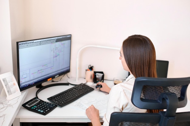 Foto porträt einer fernarbeiterin eine schöne frau sitzt an einem tisch. selbstbewusste freiberuflerin, die von zu hause aus arbeitet