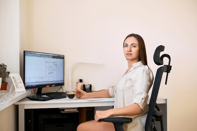 Foto porträt einer fernarbeiterin selbstbewusste junge freiberuflerin, die von zu hause aus arbeitet