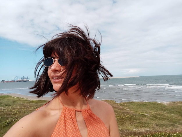 Foto porträt einer frau am strand gegen den himmel