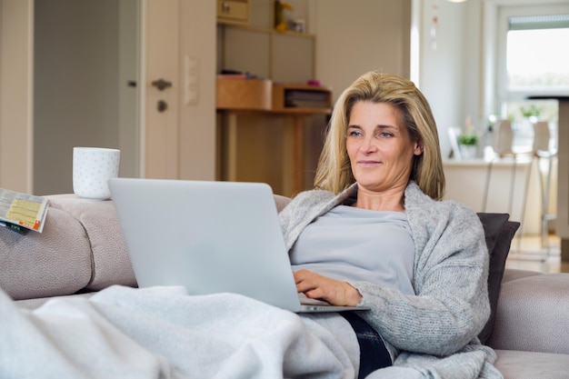 Porträt einer Frau auf dem Sofa zu Hause