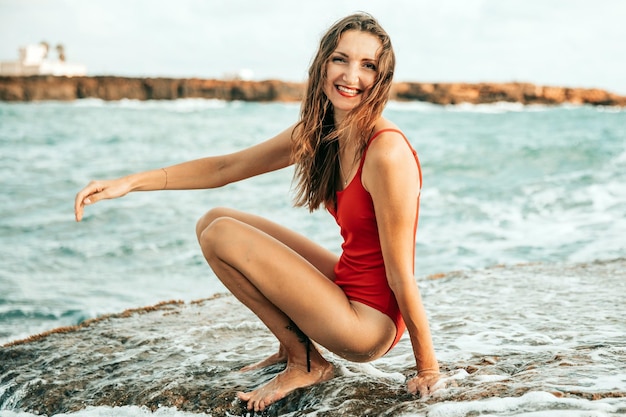 Porträt einer Frau auf der Einheit des Strandozeans mit gesundem Lebensstil der Natur