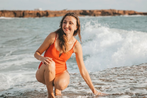 Porträt einer Frau auf der Einheit des Strandozeans mit gesundem Lebensstil der Natur