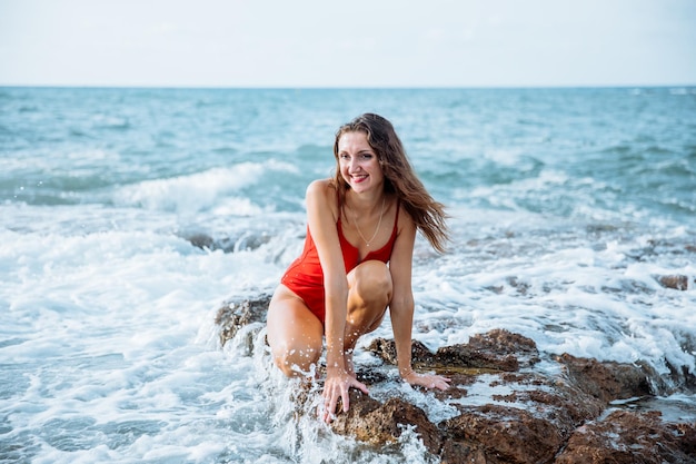 Porträt einer Frau auf der Einheit des Strandozeans mit gesundem Lebensstil der Natur