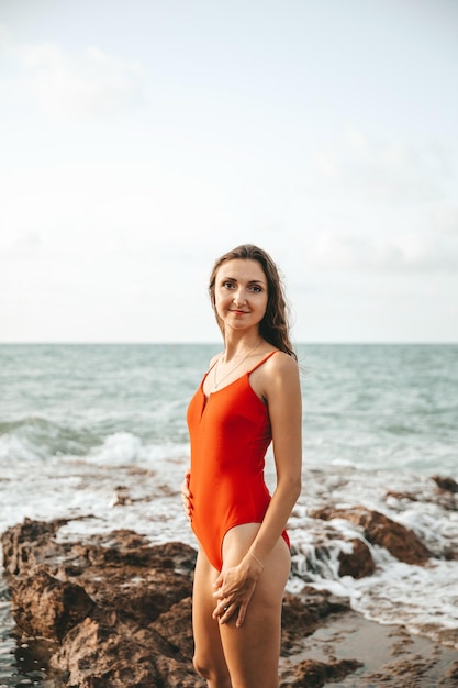 Porträt einer Frau auf der Einheit des Strandozeans mit gesundem Lebensstil der Natur