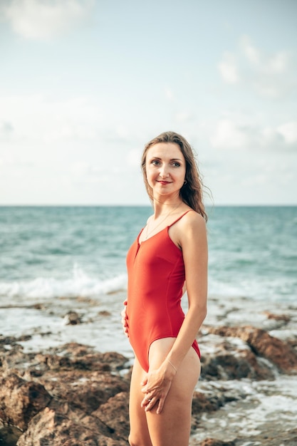 Porträt einer Frau auf der Einheit des Strandozeans mit gesundem Lebensstil der Natur