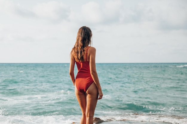 Porträt einer Frau auf der Einheit des Strandozeans mit gesundem Lebensstil der Natur