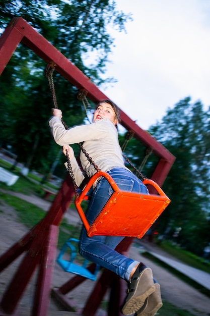 Porträt einer Frau auf einem Spielplatz gegen Bäume