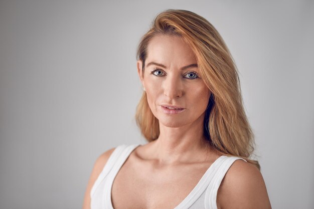Porträt einer Frau auf weißem Hintergrund