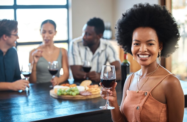 Porträt einer Frau bei einer Käse- und Weinveranstaltung mit verschiedenen Freunden in einem modernen Restaurant Fröhliches Mädchen, das Spaß hat und ein luxuriöses Glas Alkohol für einen Toast am Tisch einer formellen Party hält