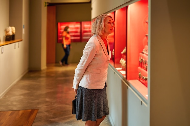 Porträt einer Frau beim Museumsbesuch