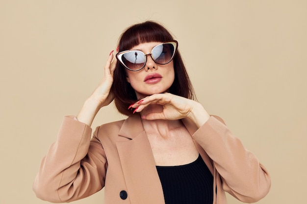 Porträt einer Frau Charme rote Nägel Modell Luxus-Sonnenbrille isoliert Hintergrund