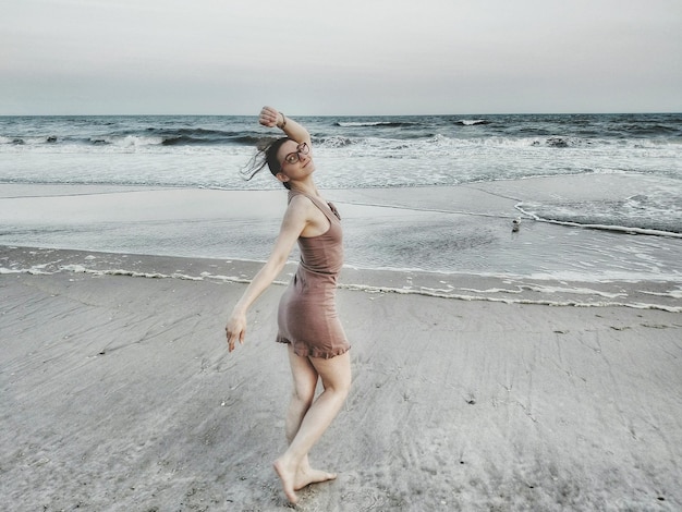 Foto porträt einer frau, die am strand posiert