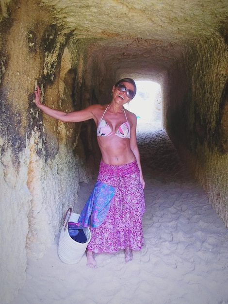 Foto porträt einer frau, die am strand steht