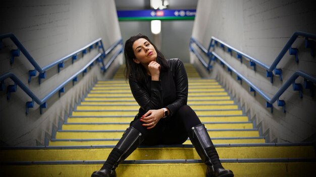 Foto porträt einer frau, die auf einer treppe sitzt