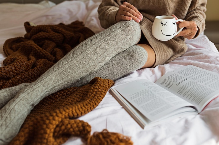 Foto porträt einer frau, die ein buch liest