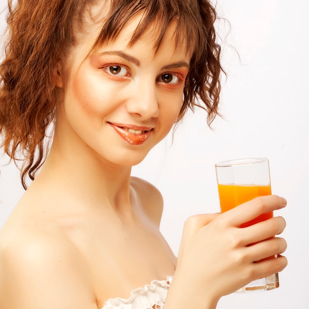 Porträt einer Frau, die ein Glas mit Saft hält