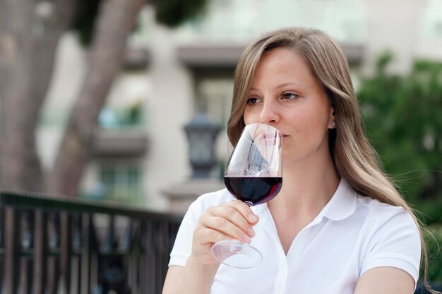 Foto porträt einer frau, die ein glas trinkt