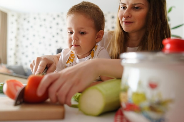 Porträt einer Frau, die Essen zubereitet