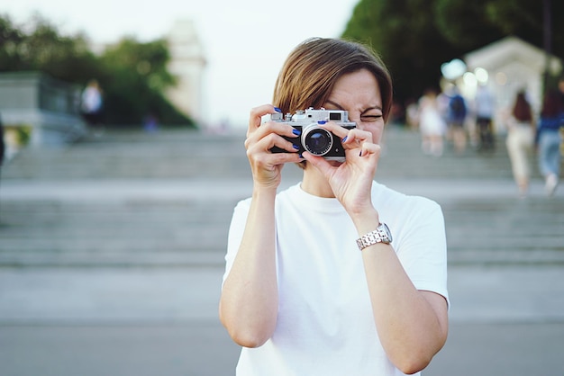 Porträt einer Frau, die fotografiert