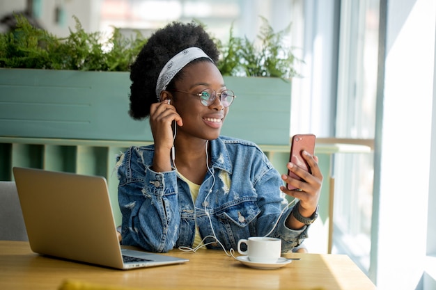 Porträt einer Frau, die ihr Telefon benutzt