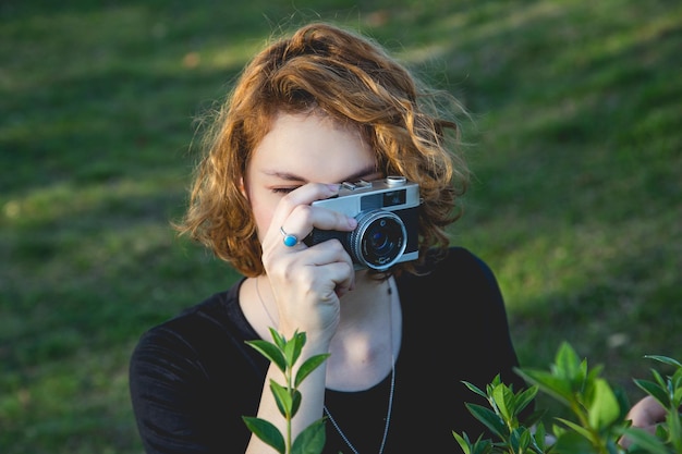 Porträt einer Frau, die im Freien fotografiert