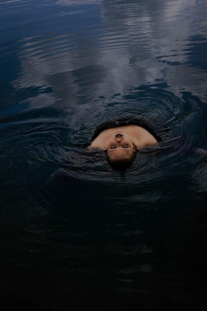 Porträt einer Frau, die im Meer schwimmt