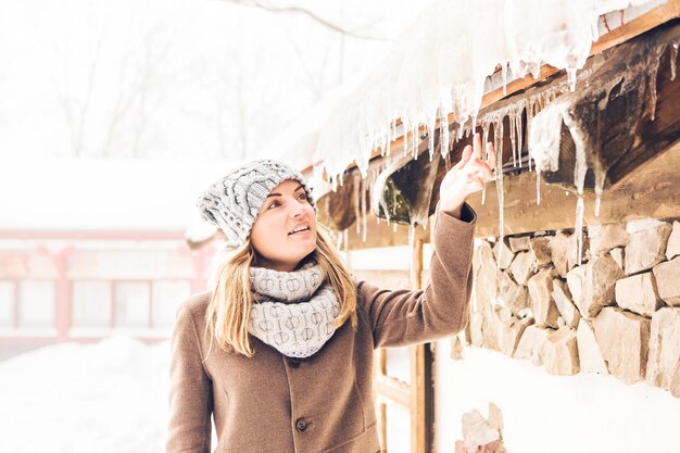 Foto porträt einer frau, die im schnee steht