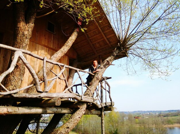 Foto porträt einer frau, die in der scheune steht