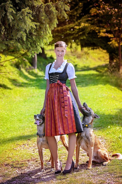 Porträt einer Frau, die mit Hunden im Park steht