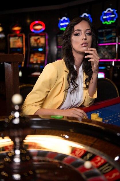 Porträt einer Frau, die Roulette im Casino spielt