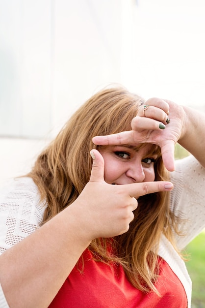 Foto porträt einer frau, die sich an den händen hält