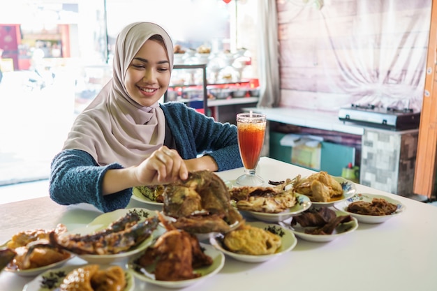 Porträt einer Frau, die traditionelles Essen isst