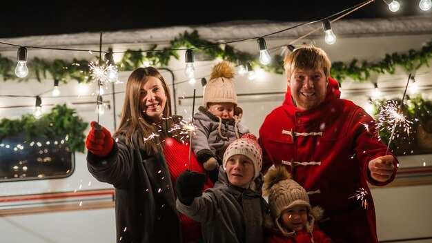 Foto porträt einer frau, die vor einem beleuchteten weihnachtsbaum steht