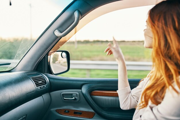 Foto porträt einer frau im auto