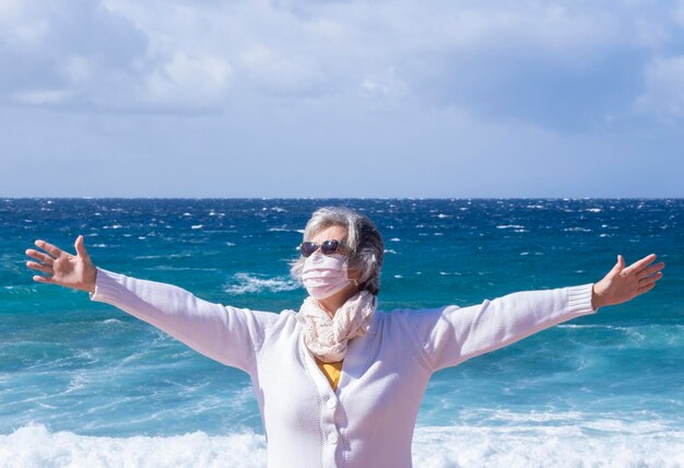 Foto porträt einer frau im meer gegen den himmel