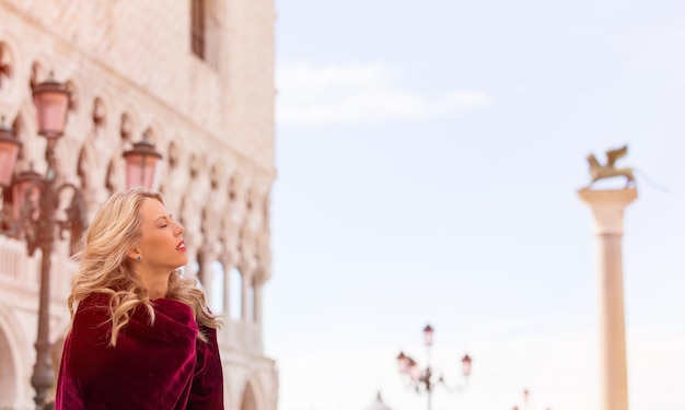 Porträt einer Frau im roten Mantel in Venedig