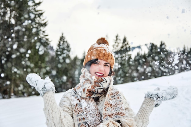 Porträt einer Frau im Schnee im Freien