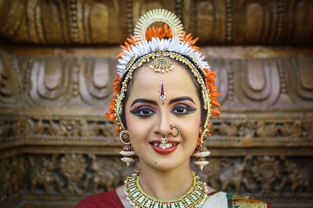 Foto porträt einer frau im tempel