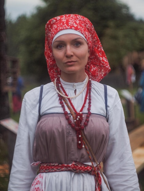 Foto porträt einer frau in traditioneller kleidung, während sie im freien steht