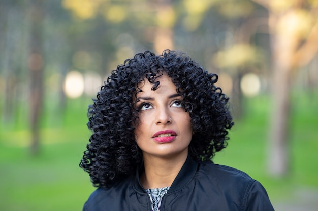 Porträt einer Frau mit Afro-Haaren im Freien