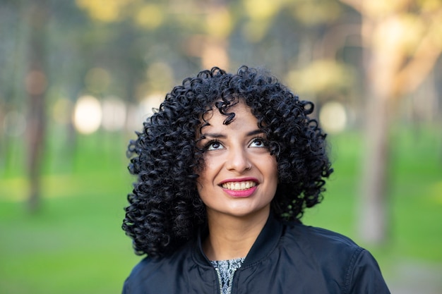 Porträt einer Frau mit Afro-Haaren im Freien