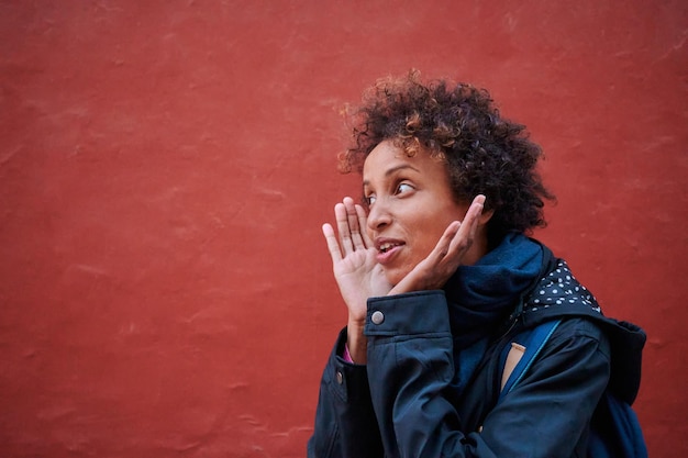 Porträt einer Frau mit Afro-Haaren mit Kopierraum