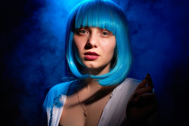 Porträt einer Frau mit blauen Haaren