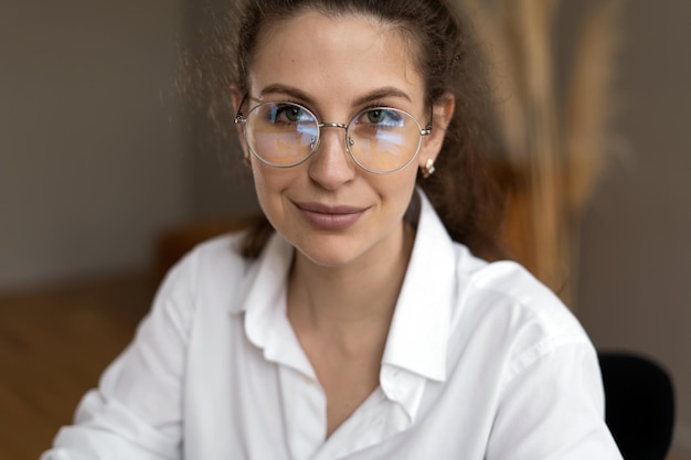 Porträt einer Frau mit Brille Freiberufler Abendgarderobe im Büro Coworking Space