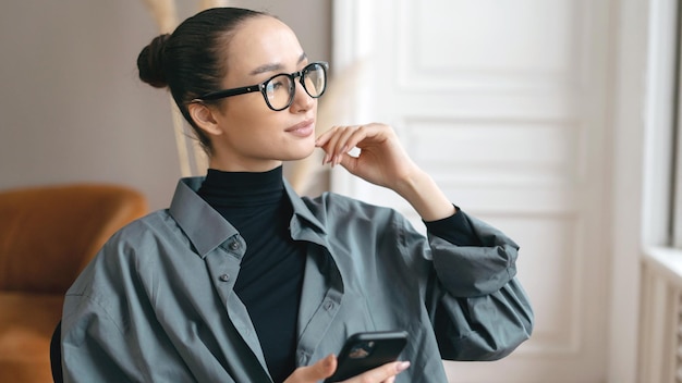 Porträt einer Frau mit Brille Managerin im Büro Unternehmensbericht