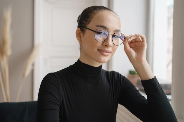 Porträt einer Frau mit Brille Managerin im Büro Unternehmensbericht