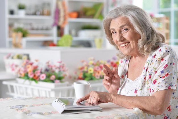 Porträt einer Frau mit digitalem Tablet