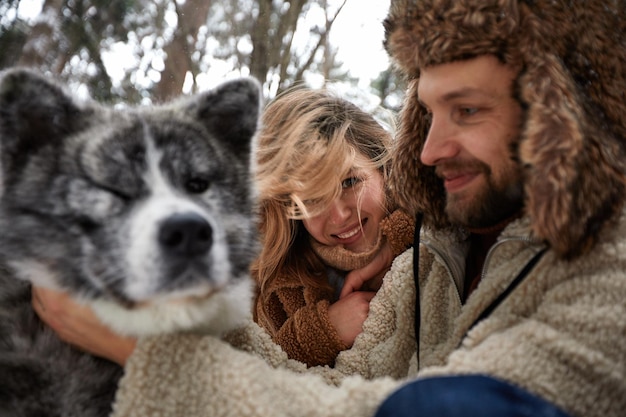 Foto porträt einer frau mit einem hund